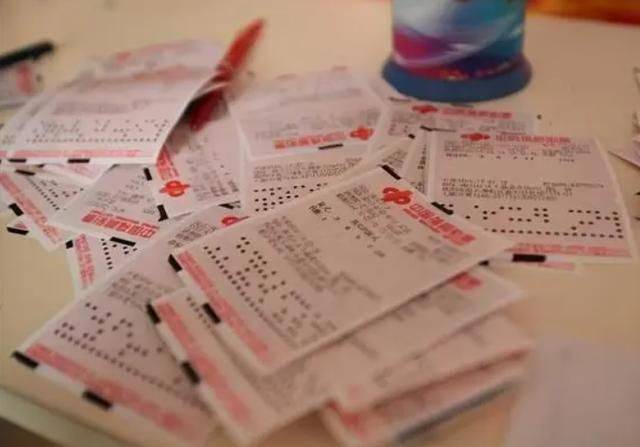店主忘出彩票中50万大奖，一场意外的错过与人生转折没中奖打彩票店店主